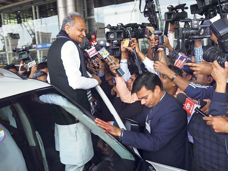 अशोक गहलाेत मध्य प्रदेश के विधायकों को रिसीव करने एयरपाेर्ट पहुंचे। - Dainik Bhaskar