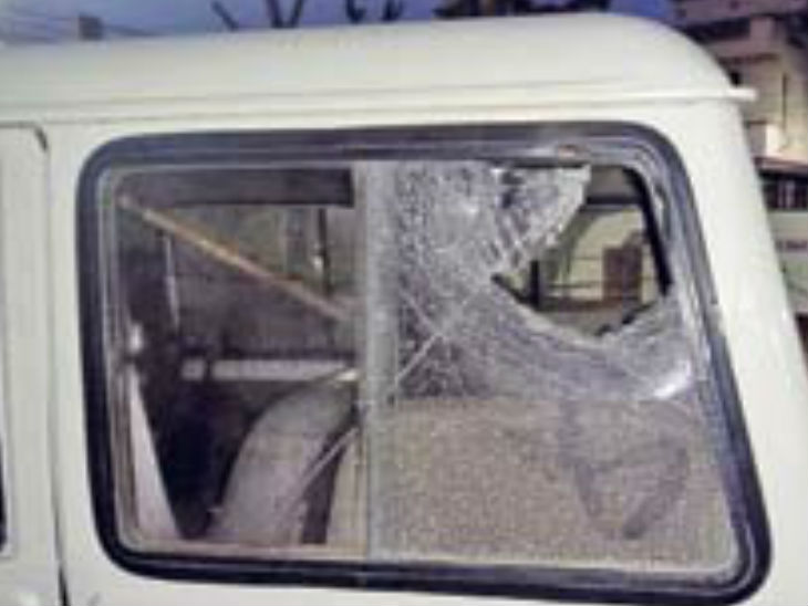 ग्रामीणों ने पुलिस जीप पर पथराव किया। - Dainik Bhaskar