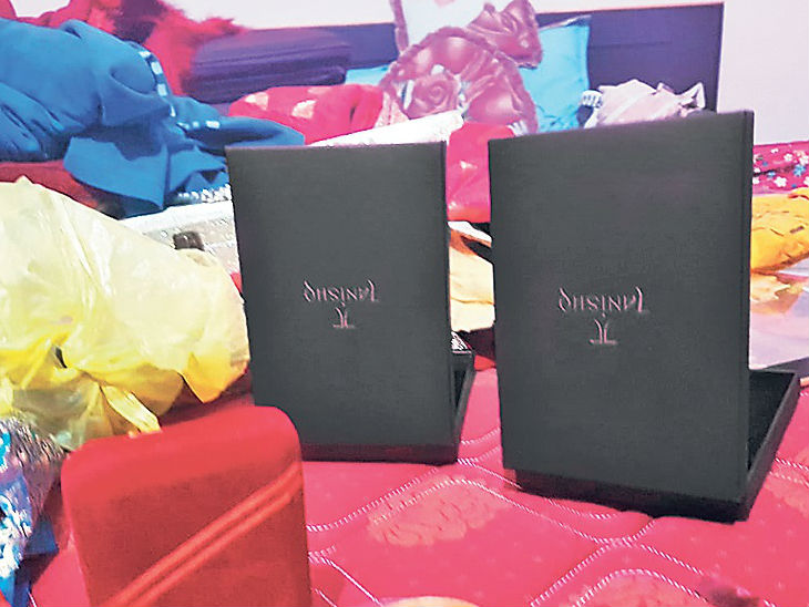 चोरी के बाद घर में बिखरा पड़ा सामान। - Dainik Bhaskar