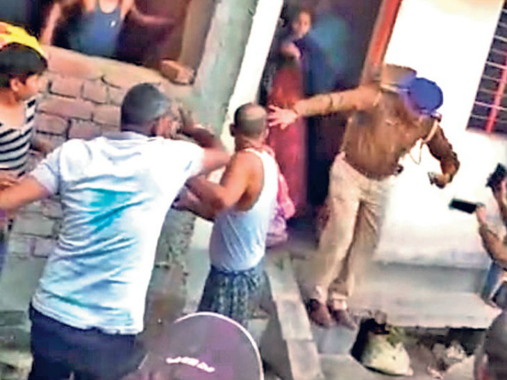 पटना सिटी के मेहंदीगंज में छापेमारी करने गयी पुलिस को ग्रामीणों ने पिटा। - Dainik Bhaskar