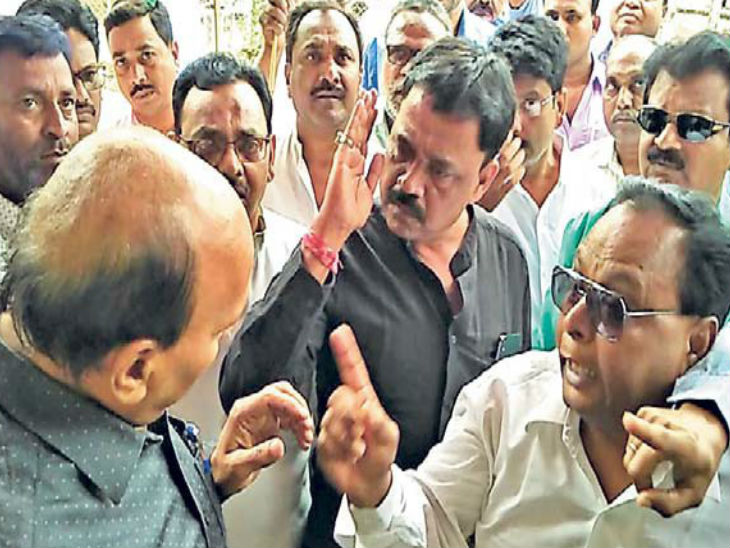 कार्यालय में अधिकारी से उलझते झामुमो विधायक सुदिव्य कुमार सोनू और समर्थक। - Dainik Bhaskar