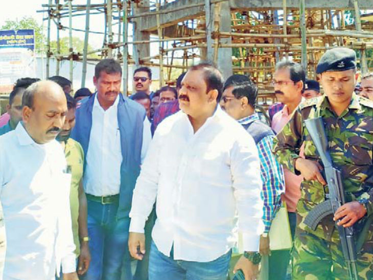 पानी टंकी निर्माण में लगे सड़ चुके बांस को देख मंत्री आपा खो बैठे। - Dainik Bhaskar