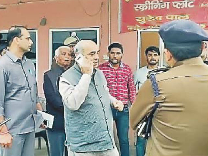 नायब सैनी के चचेरे भाई के प्लांट में कार्रवाई करते मंत्री मूलचंद शर्मा। - Dainik Bhaskar