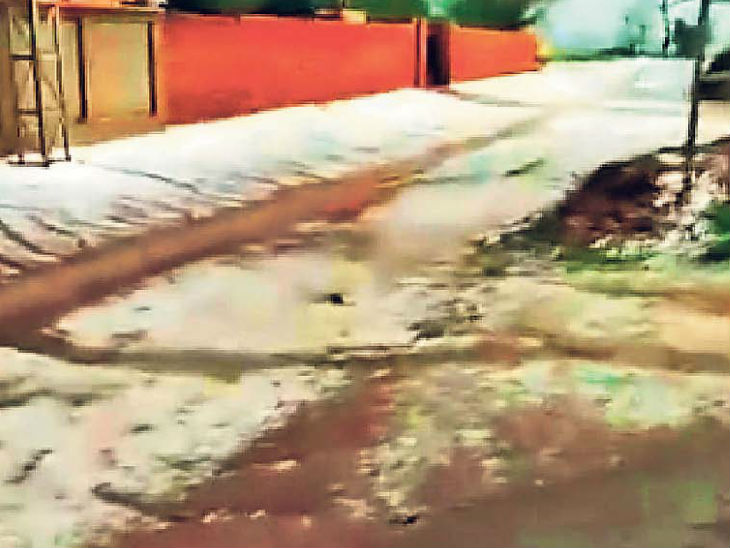 सिरसा | गांव ढूकड़ा में ओलावृष्टि से बर्फबारी जैसे हालात बन गए। यहां फसलों में भारी नुकसान हुआ है। - Dainik Bhaskar