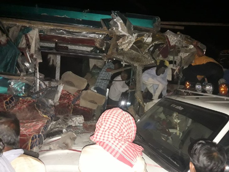 दुर्घटनाग्रस्त बस से यात्रियों को निकालते स्थानीय लोग। - Dainik Bhaskar