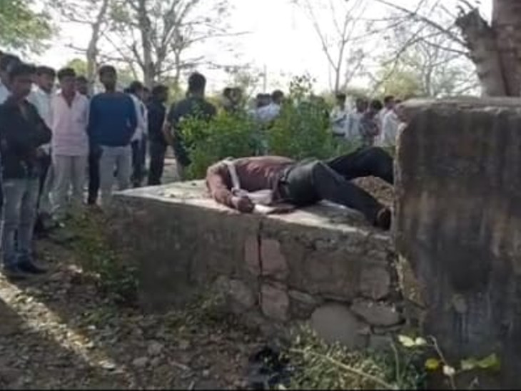 ग्रामीणों ने पुलिस की मदद से शव को पेड़ से उतारा। - Dainik Bhaskar