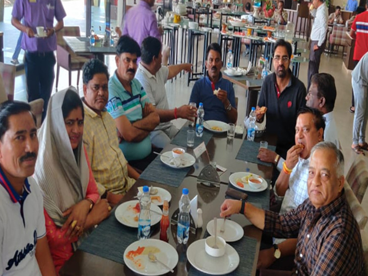 बेंगलुरु के रिसॉर्ट में मौजूद विधायकों का ब्रेकफास्ट करते फोटो वायरल हो रहा है।