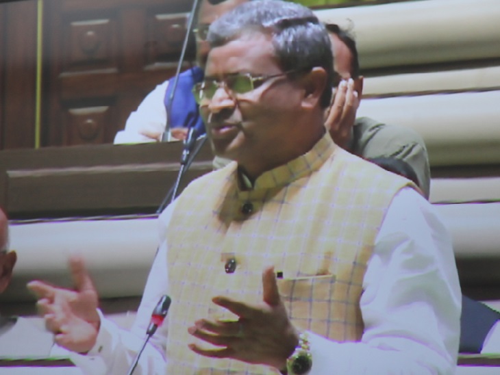 सदन की कार्यवाही के दौरान बाबूलाल मरांडी। - Dainik Bhaskar