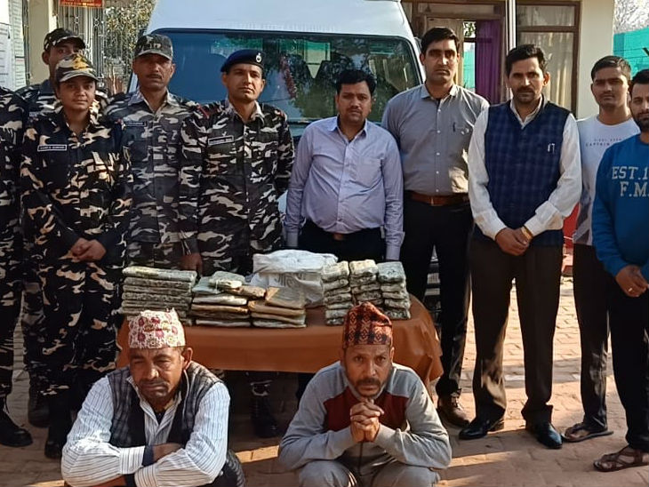 एसएसबी की गिरफ्त में आरोपी तस्कर। - Dainik Bhaskar