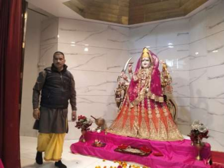 सीसीटीवी कैमरों को घुमाकर की भगवान की असेसरीज चोरी, तीन लाख का नुकसान|चंडीगढ़,Chandigarh - Dainik Bhaskar