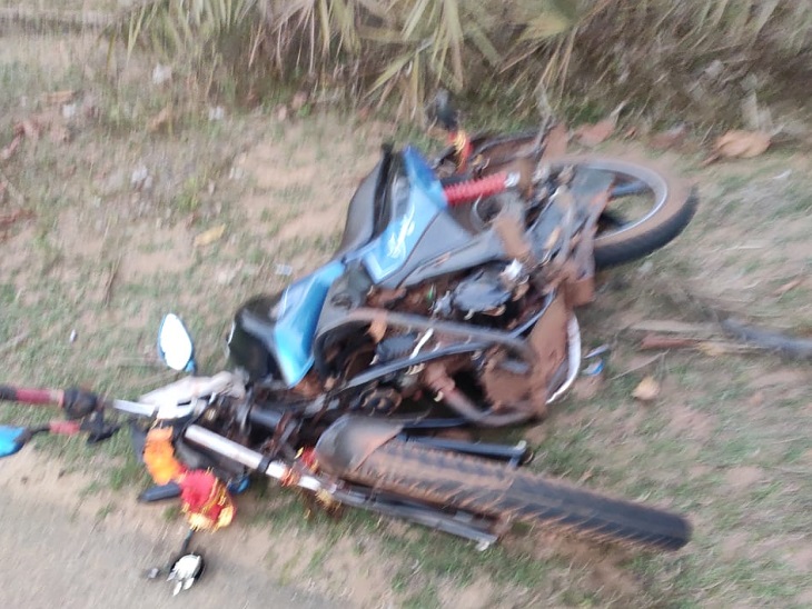 हादसे के बाद क्षतिग्रस्त वाहन। - Dainik Bhaskar