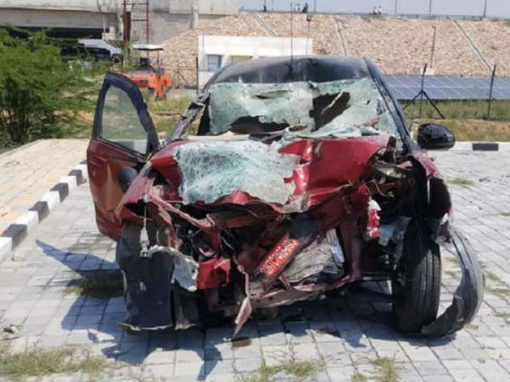 हादसे के बाद क्षतिग्रस्त कार - Dainik Bhaskar