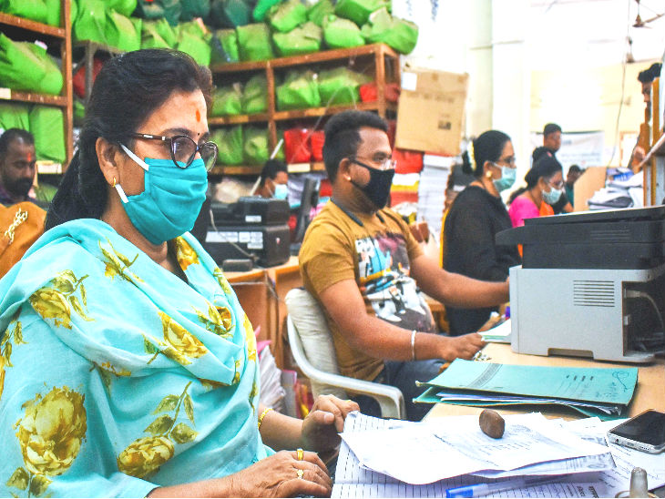मास्क पहनकर काम कर रहे सोलापुर नगर निगम के कर्मचारी।