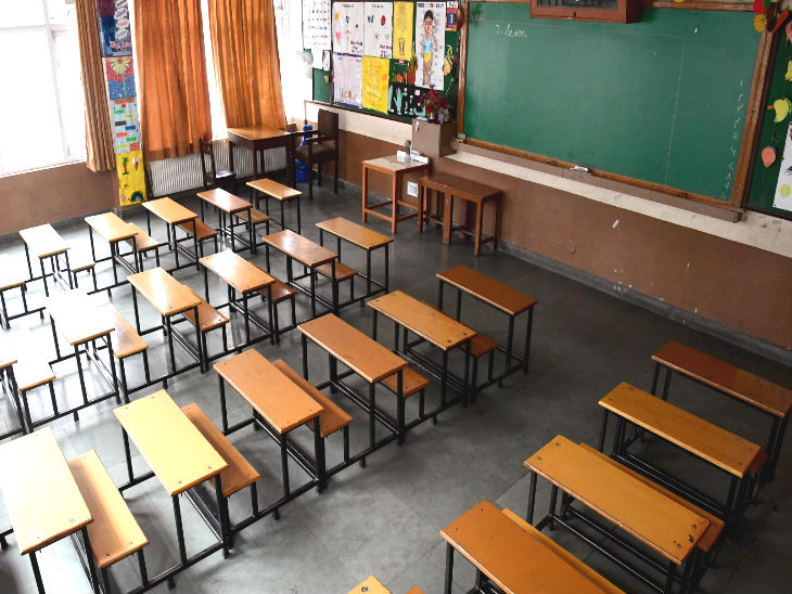 श्रीनगर में खाली पड़ी क्लास। कश्मीर में सभी शैक्षिक संस्थानों को फिलहाल बंद कर दिया गया है।