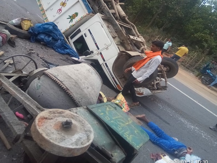 हजारीबाग में अनियंत्रित होकर पलटा पिकअप वैन; दो मजदूरों की मौत, पांच घायल रिम्स रेफर|रांची,Ranchi - Dainik Bhaskar