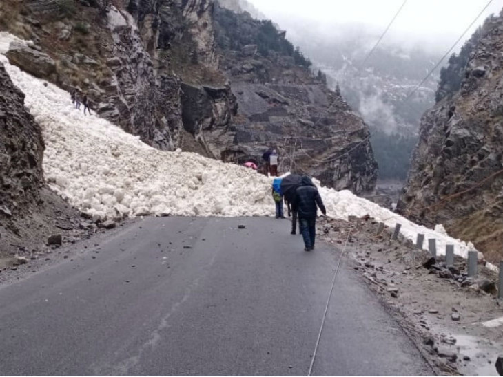 मार्ग पर गिरा ग्लेशियर - Dainik Bhaskar
