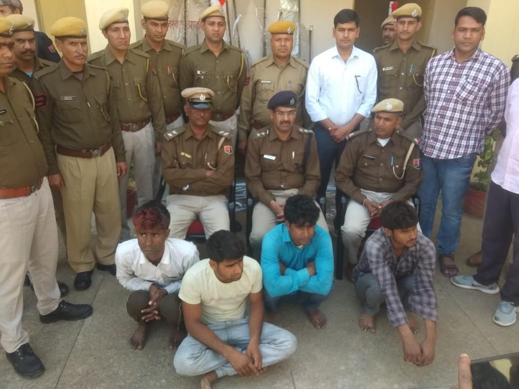 खोह थाना पुलिस टीम की गिरफ्त में हथियार बनाने वाले आरोपी - Dainik Bhaskar