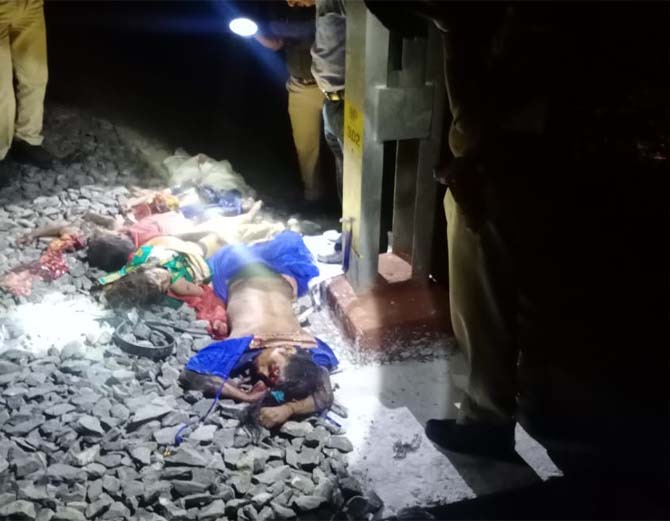 महिला व बच्चों के शव की जांच करती पुलिस। - Dainik Bhaskar