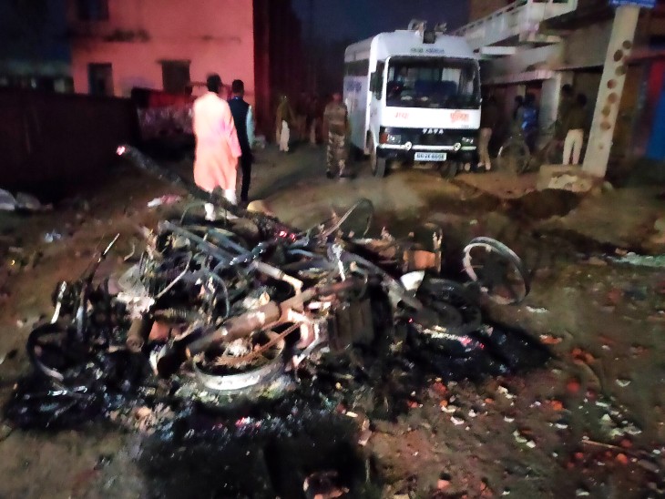 घटनास्थल पर जली बाइक। - Dainik Bhaskar