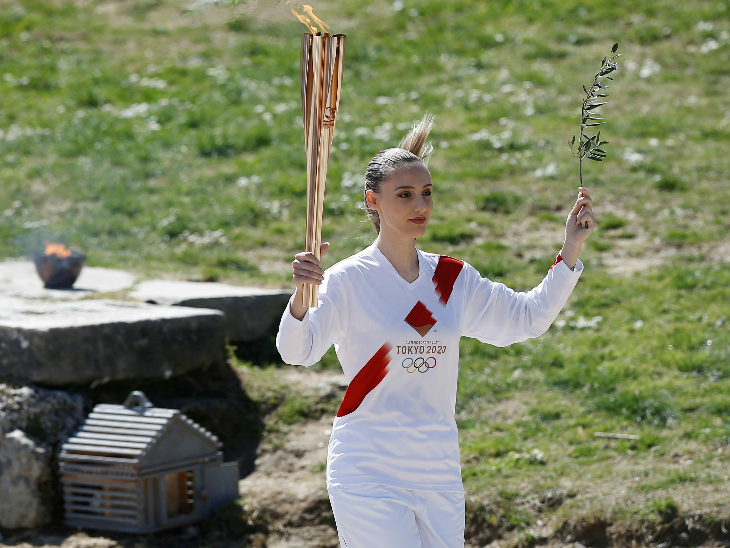 ग्रीस की ओलिंपिक शूटिंग चैम्पियन एना कोरकाकी पहली मशाल धावक बनीं। - Dainik Bhaskar