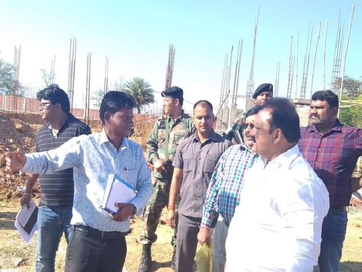 योजनाओं का निरीक्षण करते मंत्री मिथिलेश ठाकुर। - Dainik Bhaskar