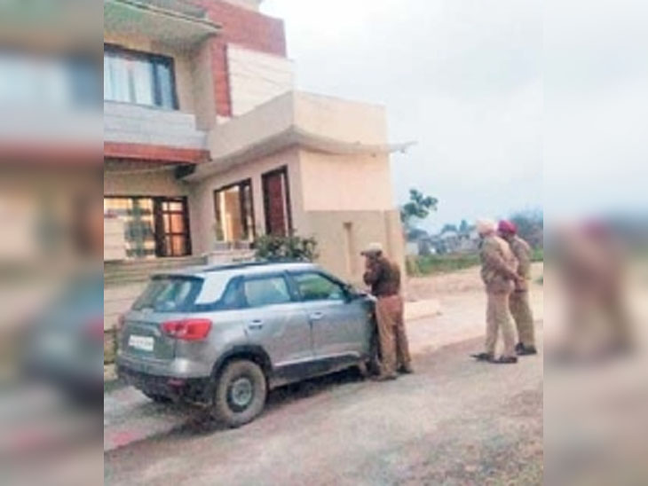 कस्बा निहाल सिंह वाला में व्यापारी के घर के बाहर पहुंची पुलिस टीम। - Dainik Bhaskar