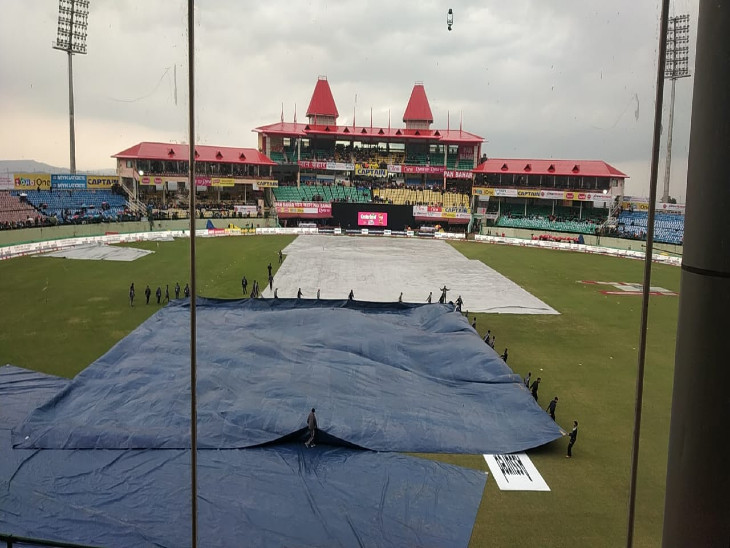 मैच को पिच से ढका गया - Dainik Bhaskar