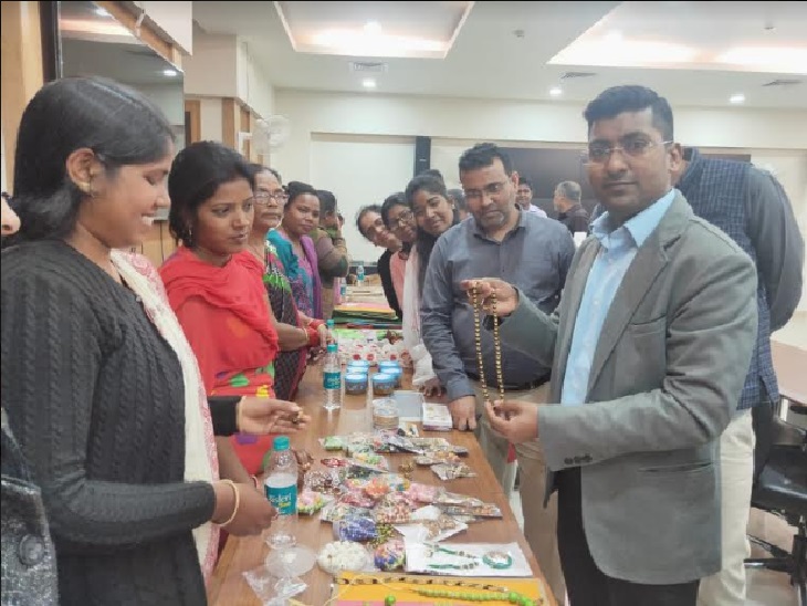 प्रोजेक्ट भवन स्थित सभागार में उत्पादों की प्रदर्शनी में नगरीय प्रशासन निदेशालय के निदेशक राजीव रंजन। - Dainik Bhaskar