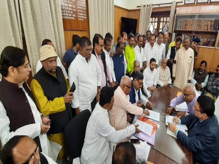 विधानसभा पहुंचकर प्रेम चंद्र गुप्ता और अमरेंद्र धारी सिंह ने नामांकन दाखिल किया। - Dainik Bhaskar