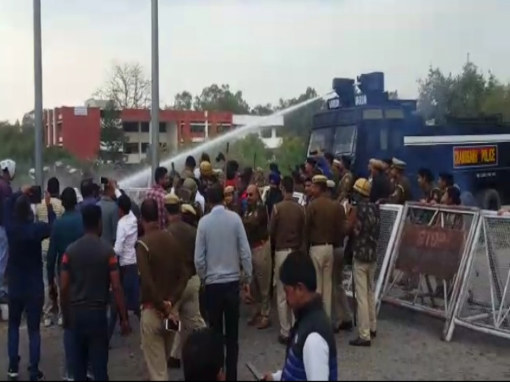 250 से ज्यादा एक्सटेंशन लेक्चरर्स का पंचकूला-चंडीगढ़ बॉर्डर पर प्रोटेस्ट, पुलिस ने किया लाठीचार्ज|चंडीगढ़,Chandigarh - Dainik Bhaskar