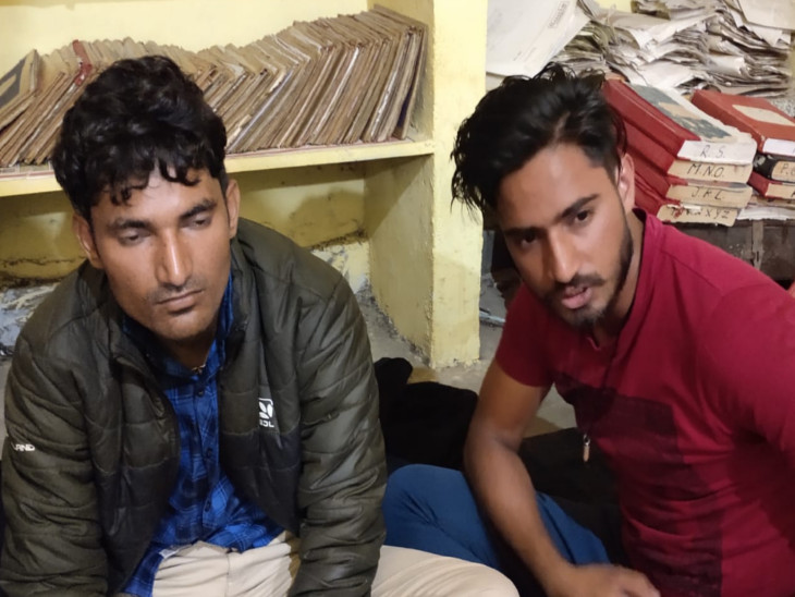 परीक्षा देते पकड़े गए फर्जी परीक्षार्थी - Dainik Bhaskar