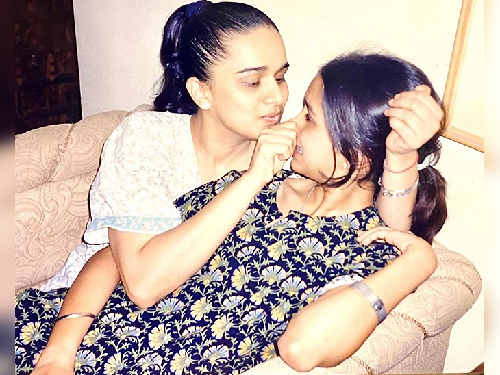 श्रद्धा ने इस फोटो को शेयर करते हुए मां को जन्मदिन की बधाई दी। - Dainik Bhaskar