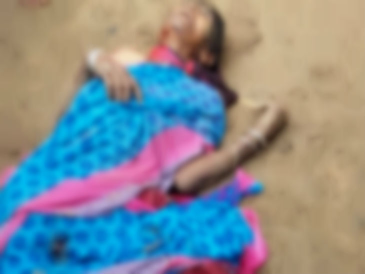 मृत महिला का शव। - Dainik Bhaskar