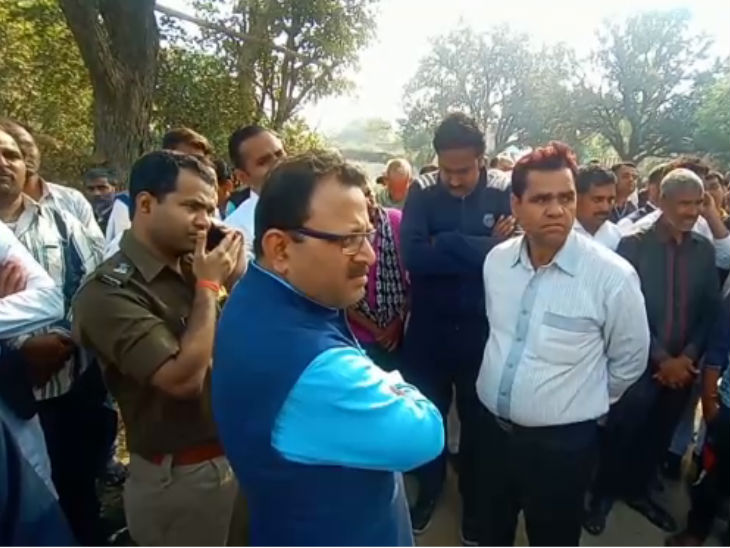 घटना को लेकर ग्रामीणों में आक्रोश, मौके पर जुटे अधिकारी। - Dainik Bhaskar