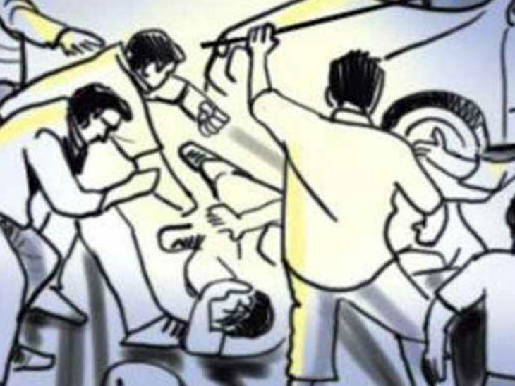 क्रिकेट खेल रहे युवकों में कहासुनी के बाद मारपीट, एक-दूसरे को बैट और बेल्ट से पीटा|इंदौर,Indore - Dainik Bhaskar