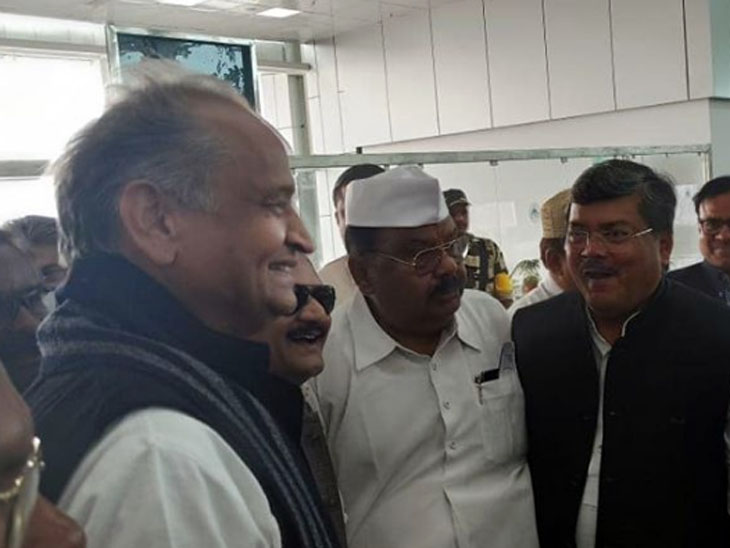 गुरुवार को निर्दलीय विधायक ठाकुर सुरेंद्रसिंह (शेरा) द्वारा सोशल मीडिया पर यह फोटो पोस्ट किया गया। - Dainik Bhaskar