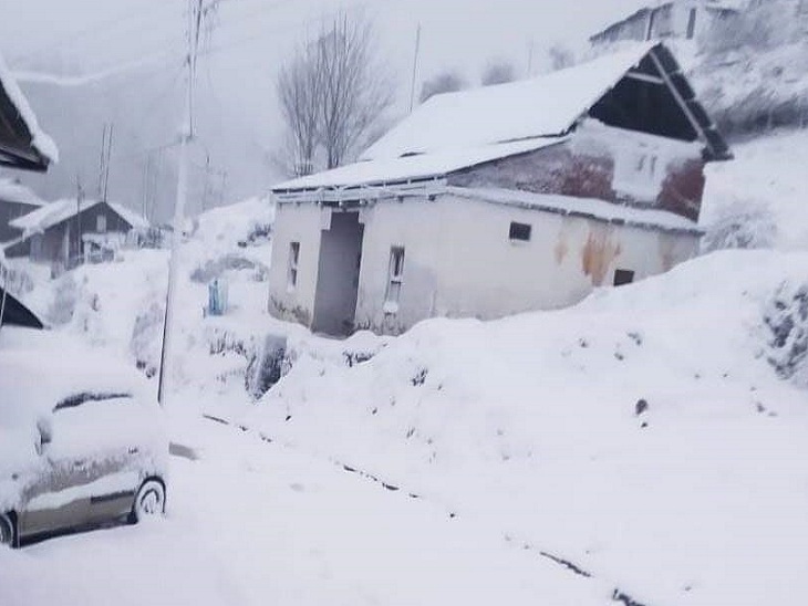 खड्‌डापत्थर: बर्फबारी के बाद घर का हाल।