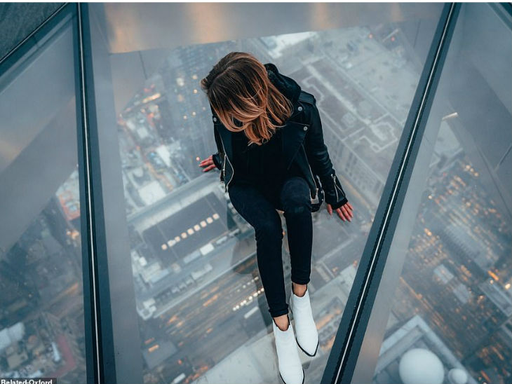 प्लेटफॉर्म ग्लास से बना है।