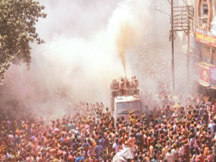 लाखों लोग गेर में शामिल होने राजबाड़ा पहुंचेंगे। (फाइल फोटो) - Dainik Bhaskar