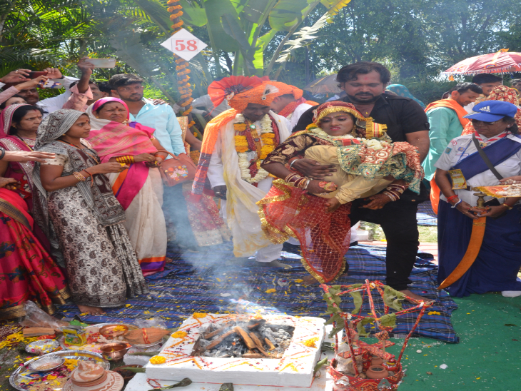 इंदौर रोड स्थित मेघदूत परिसर में दिव्यांग सामूहिक विवाह समारोह में वधू को गोद में उठाकर फेरे दिलाए। - Dainik Bhaskar