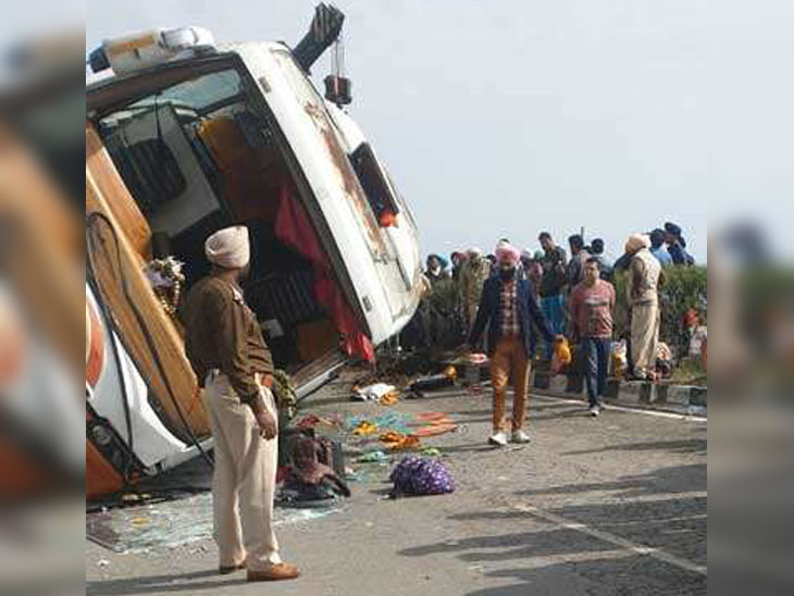 जम्मू से अमृतसर जा रही टूरिस्ट बस पलटी, 1 की मौत; 47 घायलों में कई के हाथ-पैर कटे|अमृतसर,Amritsar - Dainik Bhaskar