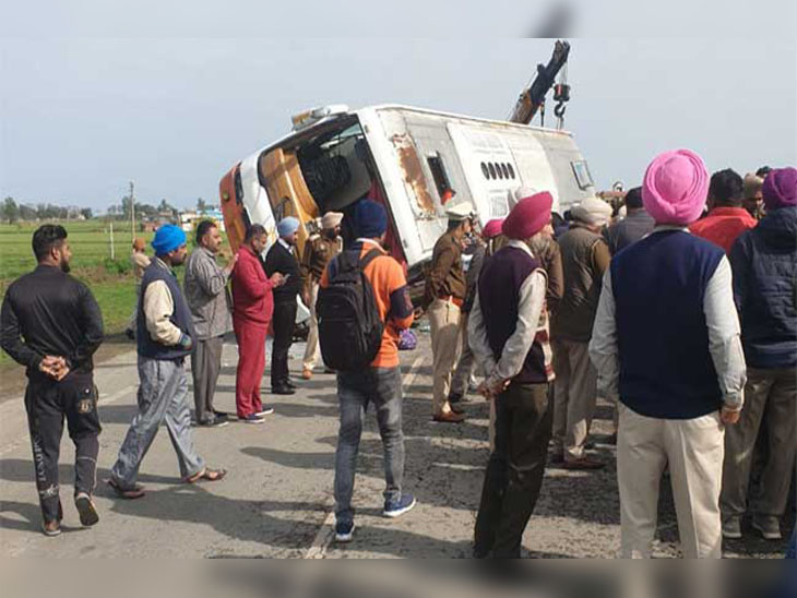 जम्मू से अमृतसर जा रही टूरिस्ट बस पलटी, 1 की मौत; 47 घायलों में कई के हाथ-पैर कटे|अमृतसर,Amritsar - Dainik Bhaskar