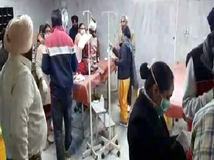 जम्मू से अमृतसर जा रही टूरिस्ट बस पलटी, 1 की मौत; 47 घायलों में कई के हाथ-पैर कटे|अमृतसर,Amritsar - Dainik Bhaskar