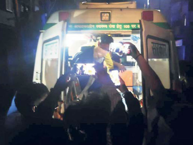 बेहोश बच्चों को अस्पताल ले जाती एंबुलेंस। - Dainik Bhaskar