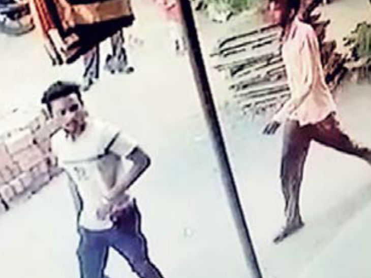 हत्या के बाद भागते आरोपियों का फुटेज। - Dainik Bhaskar