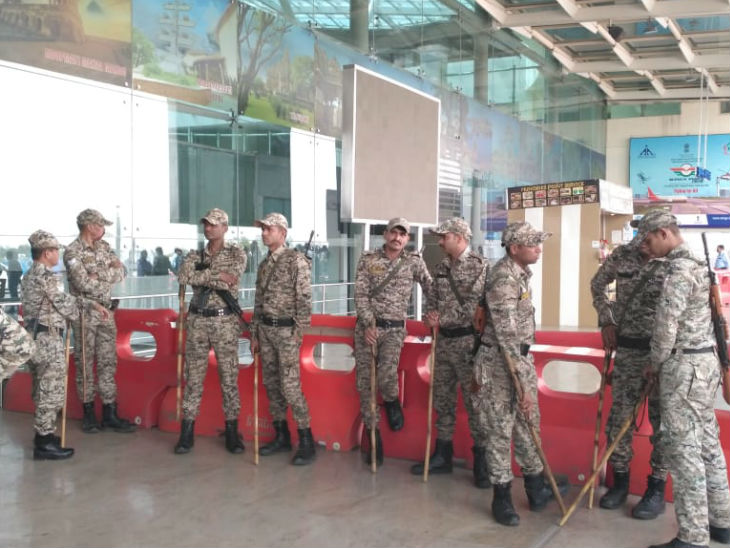 भोपाल में कांग्रेसियों ने सिंधिया को काले झंडे दिखाए, भाजपा ने हमले का आरोप लगाया; शिवराज बोले- घटना के पीछे बहुमत खो चुकी सरकार|भोपाल,Bhopal - Dainik Bhaskar