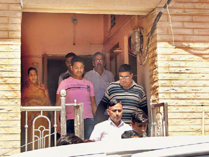 सीए के घर से पकड़े गए आरोपी। - Dainik Bhaskar