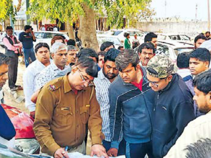 फरीदाबाद. बीके अस्पताल में मोर्चरी के बाहर कागजी कार्रवाई करती पुलिस और एकत्र मृतकों के परिजन। - Dainik Bhaskar