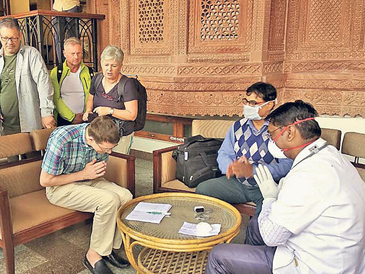 सैलानियों को हिदायत : हाथ न मिलाएं, ऐसे नमस्ते करें। - Dainik Bhaskar