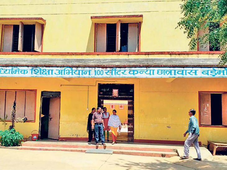 जगदलपुर. हॉस्टल में जांच के लिए पहुंचे अफसर। - Dainik Bhaskar